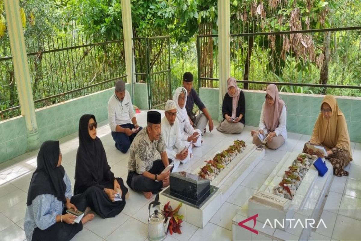 Menang hitung real internal,  Cabup Saipullah ziarahi makam keluarga