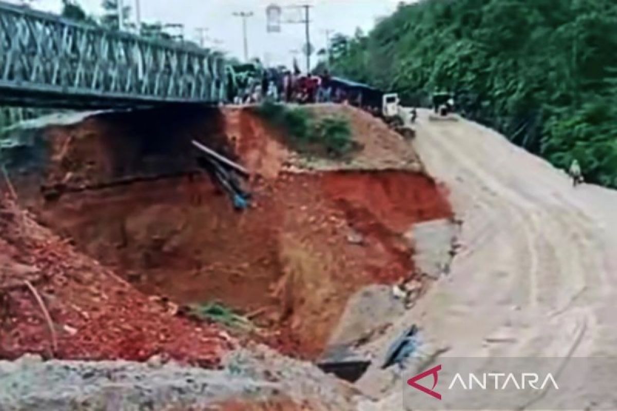 Pengaspalan jalan di Tanjung Alai terkendala cuaca, jalur masih buka-tutup