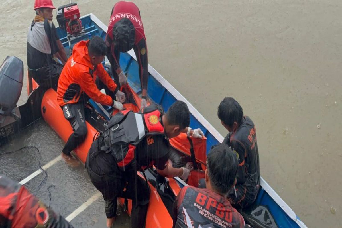 Tim SAR evakuasi jasad warga terseret arus Sungai Tommo di Mamuju