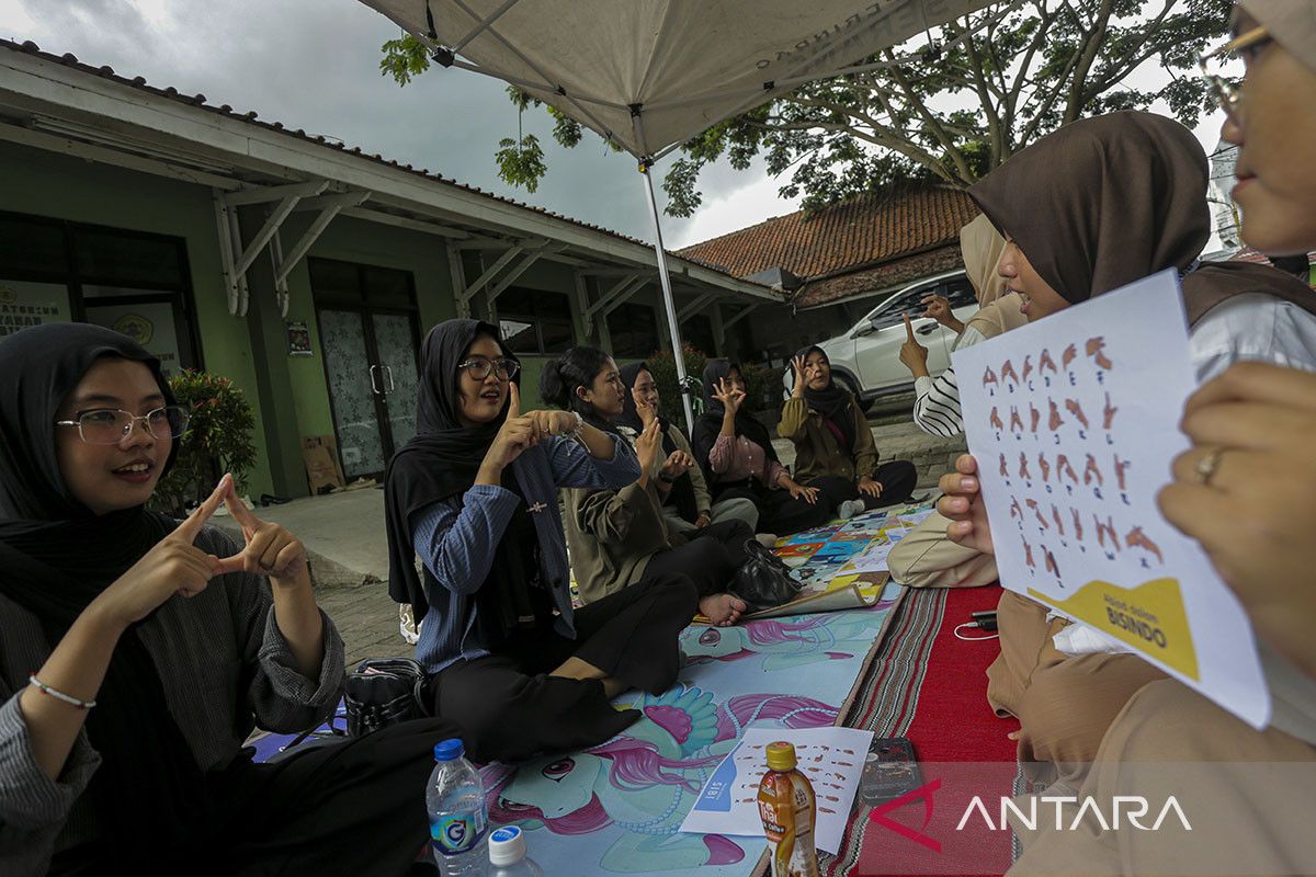 Kelas bahasa isyarat dan braille di Kota Serang