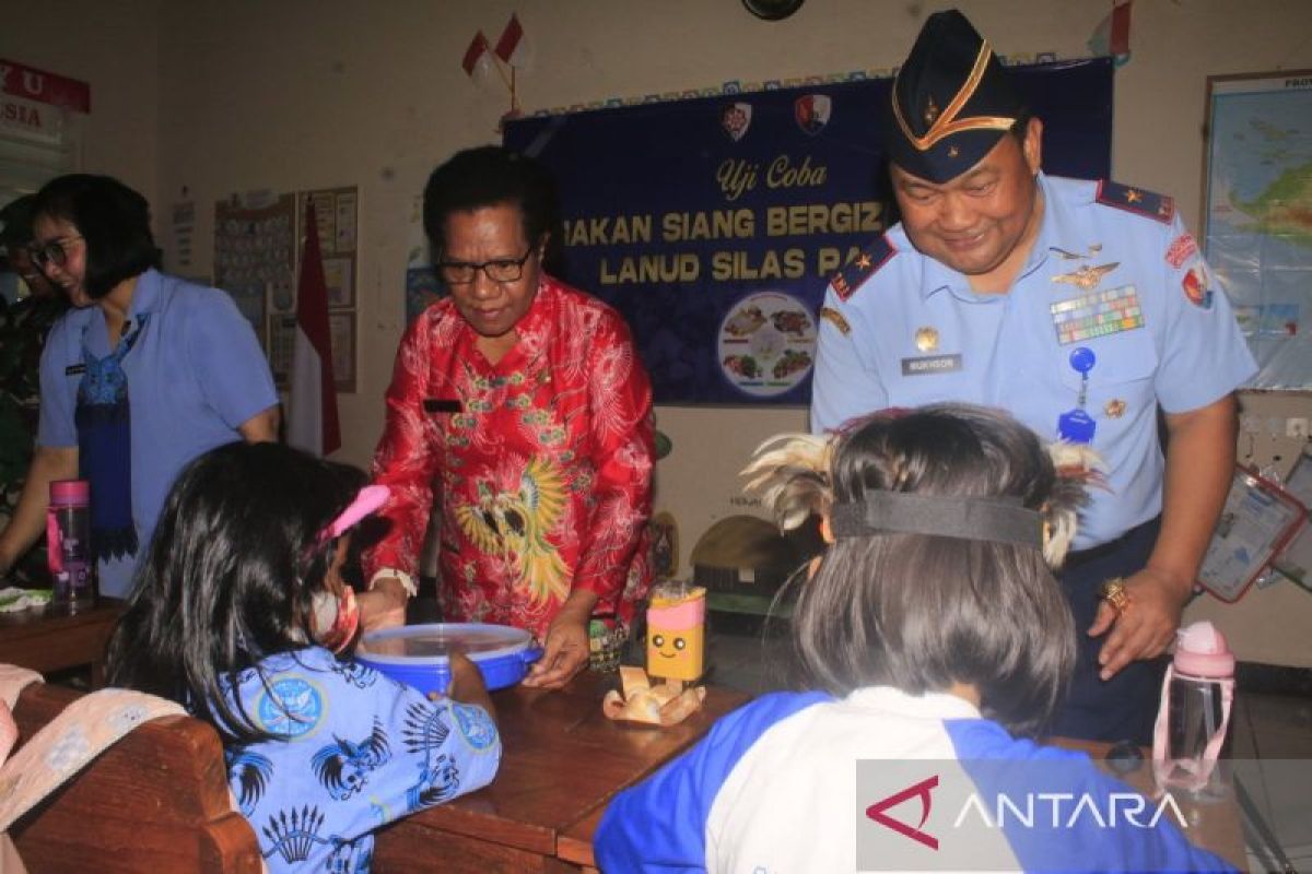 Lanud Silas Papare uji coba makan bergizi kepada 534 siswa TK-SD Angkasa