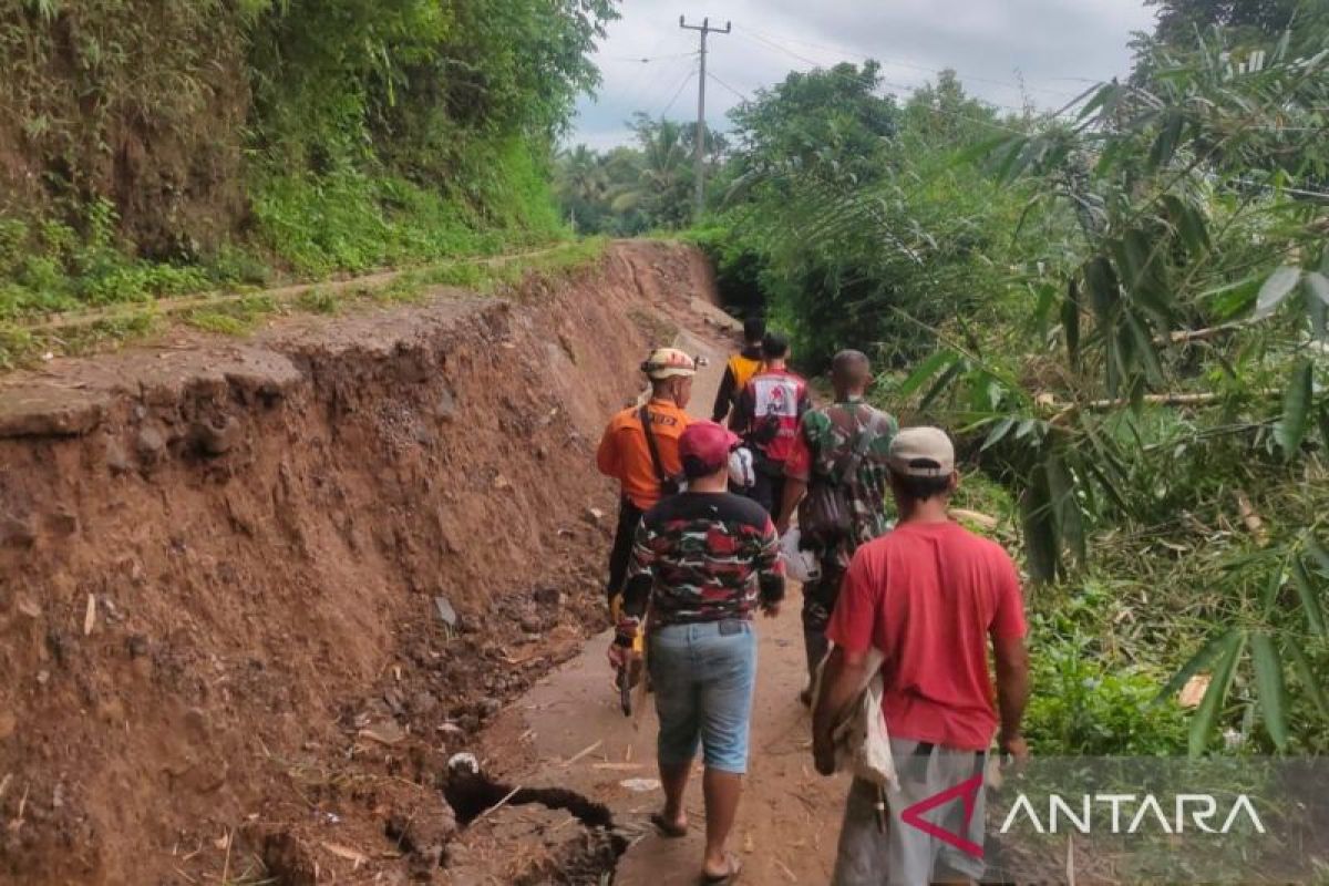 PMI Cianjur bangun posko pelayanan kemanusiaan di lokasi Tanggap Darurat Bencana