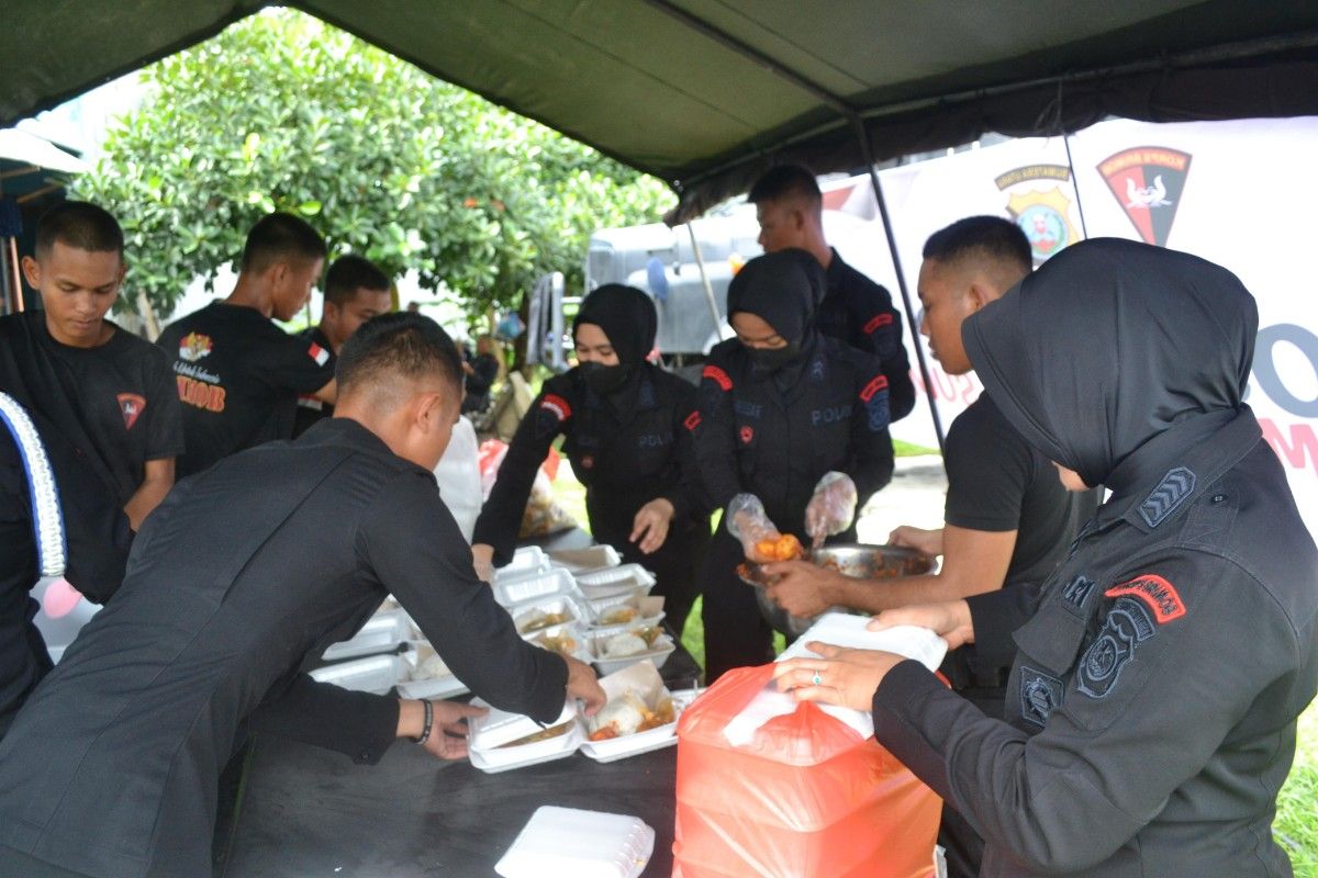 Brimob Polda Sumut dirikan dapur lapangan bantu korban banjir