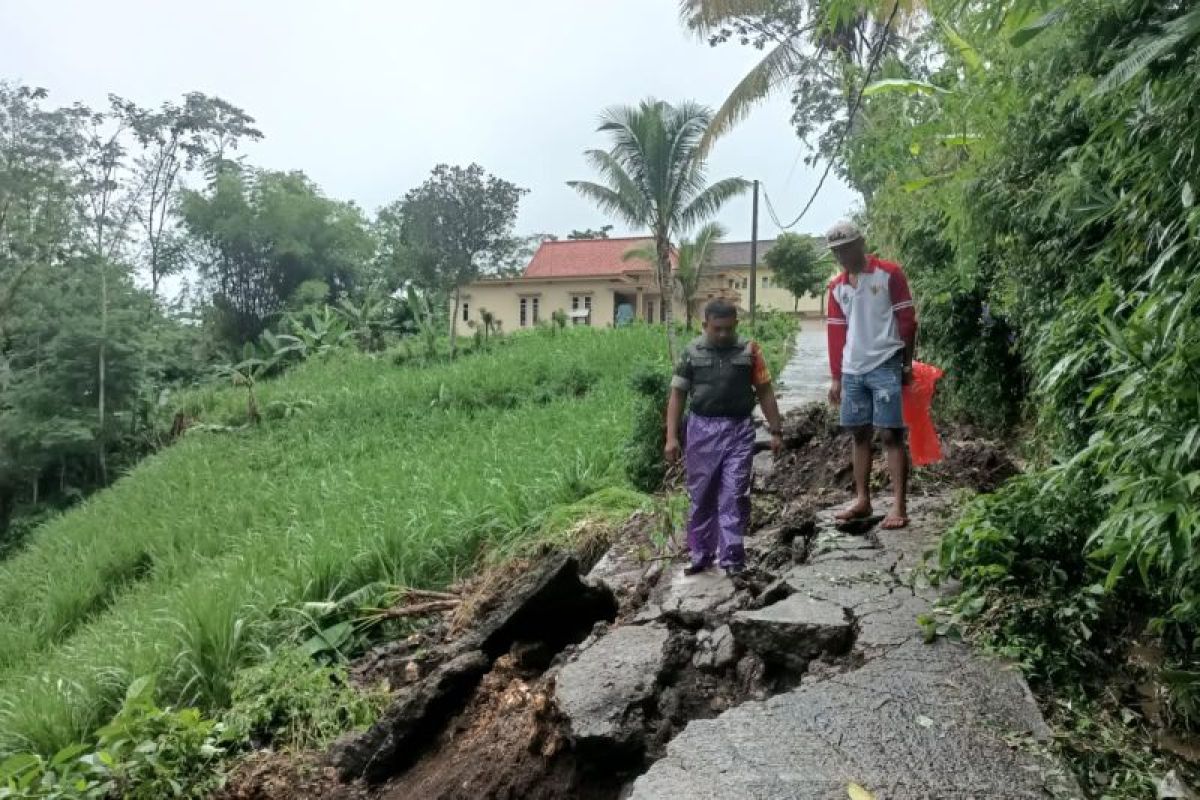 Hujan deras sebabkan jalur penghubung dua dusun di Malang longsor