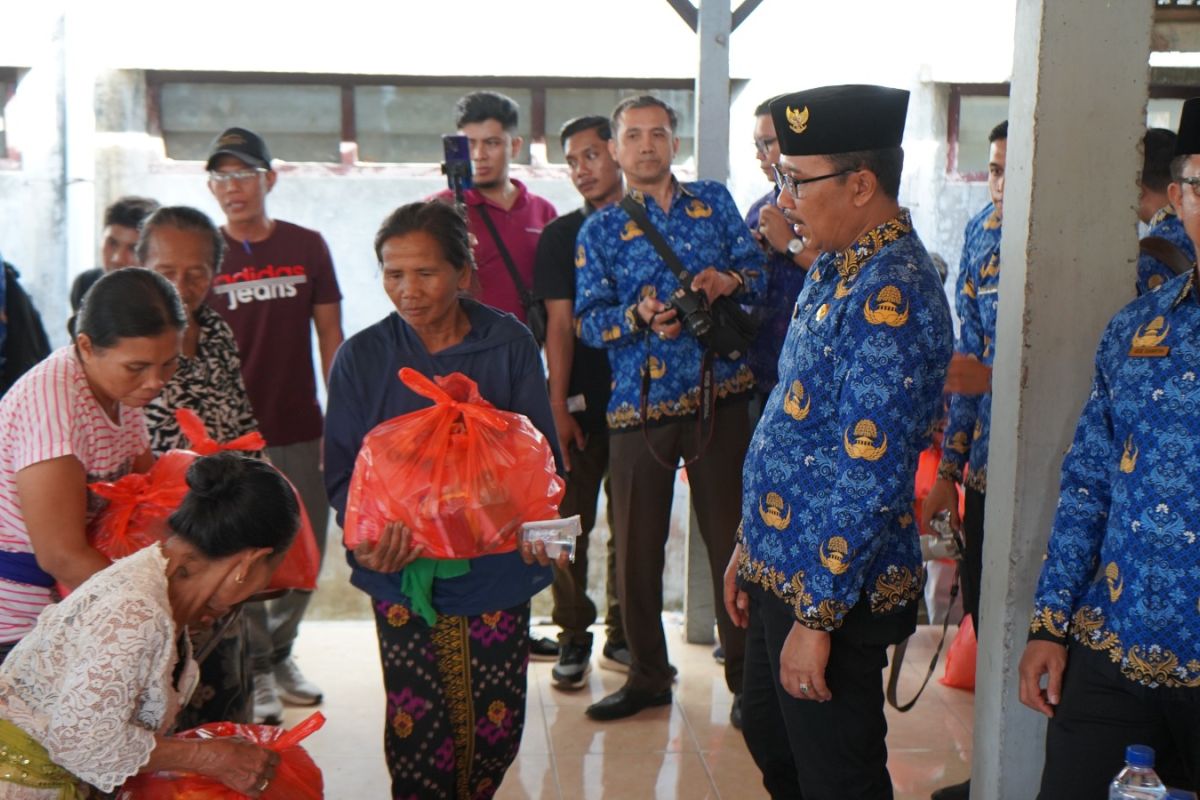 Pemkab Buleleng serahkan paket sembako ke lansia