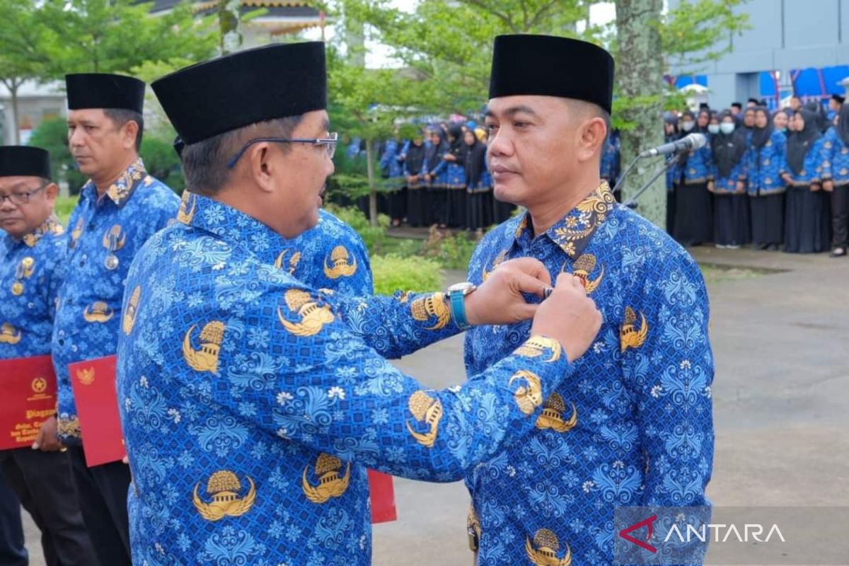 Bupati Tanjabbar, Anwar Sadat pimpin upacara HUT Ke-53 KORPRI dan Hari Guru Nasional 2024