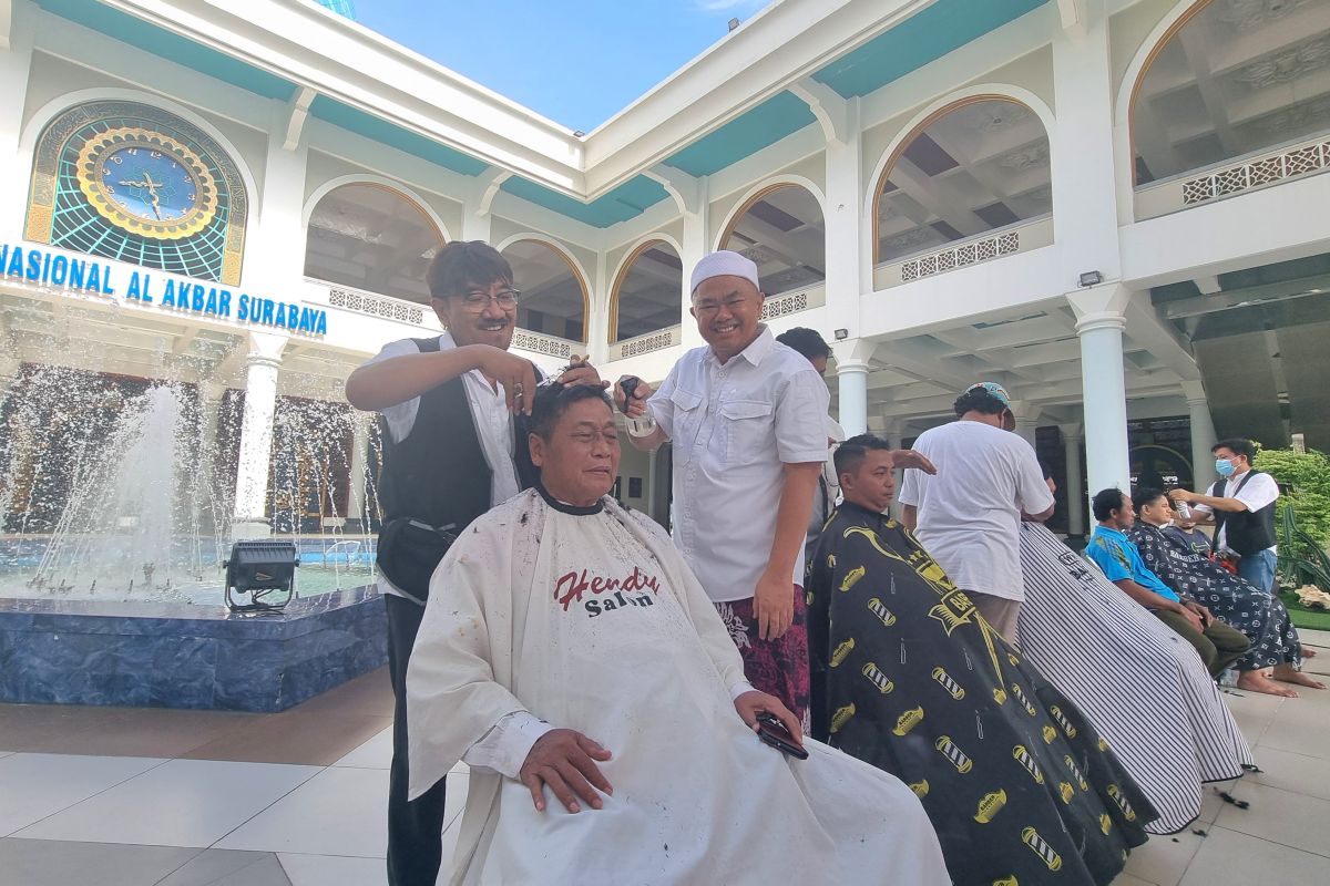 240 orang ikuti potong rambut gratis di Masjid Al-Akbar Surabaya