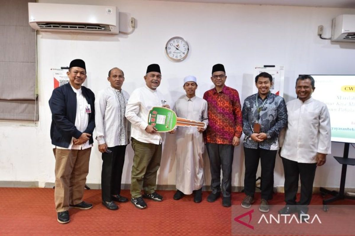 Ustadz Insan Kamil Da'i Desa Kabun terima sepeda motor dari Program CWLD YBRKS