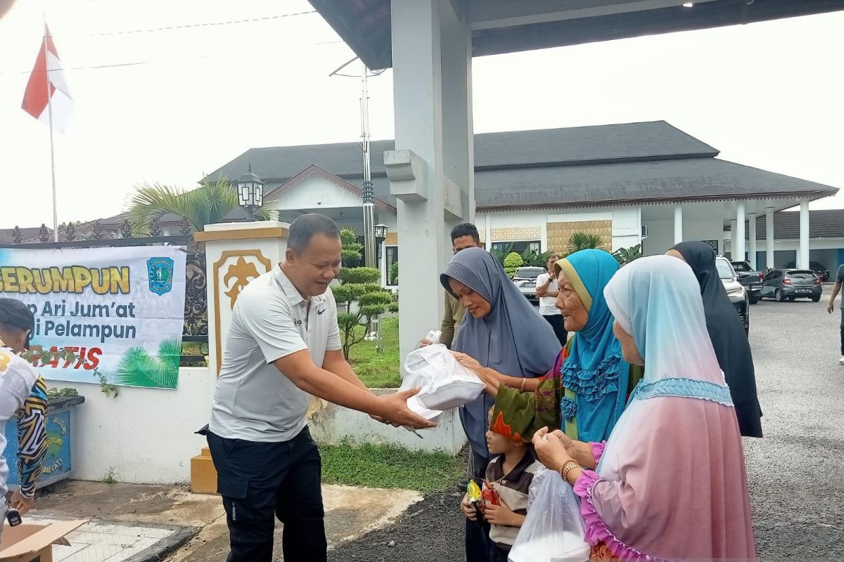 Pj Bupati Belitung berbagi sarapan gratis kepada masyarakat