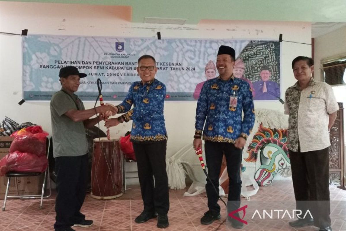 Bangka Barat salurkan bantuan hibah alat kesenian