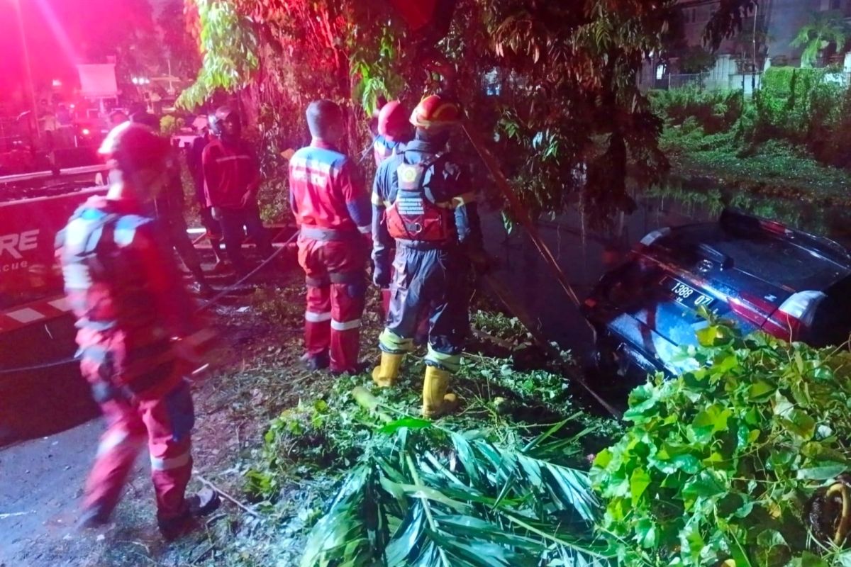 Unit rescue Surabaya evakuasi mobil terdampak puting beliung