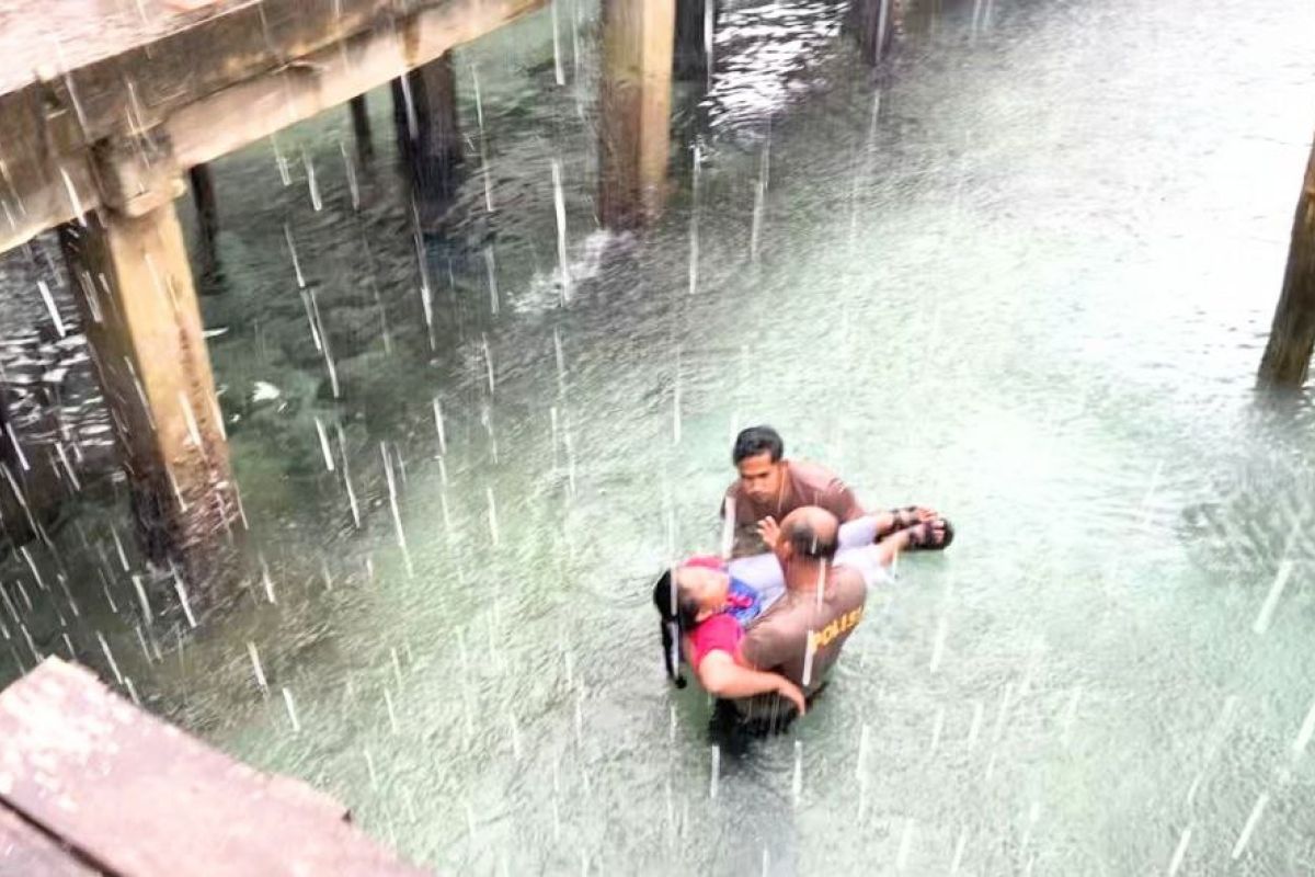 Personel Polres Anambas berhasil selamatkan pelajar tercebur ke laut