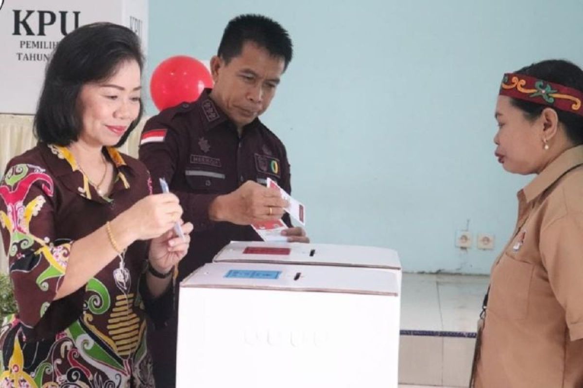 Pj Bupati Murung Raya berikan suara di TPS 21 pada Pilkada Serentak 2024