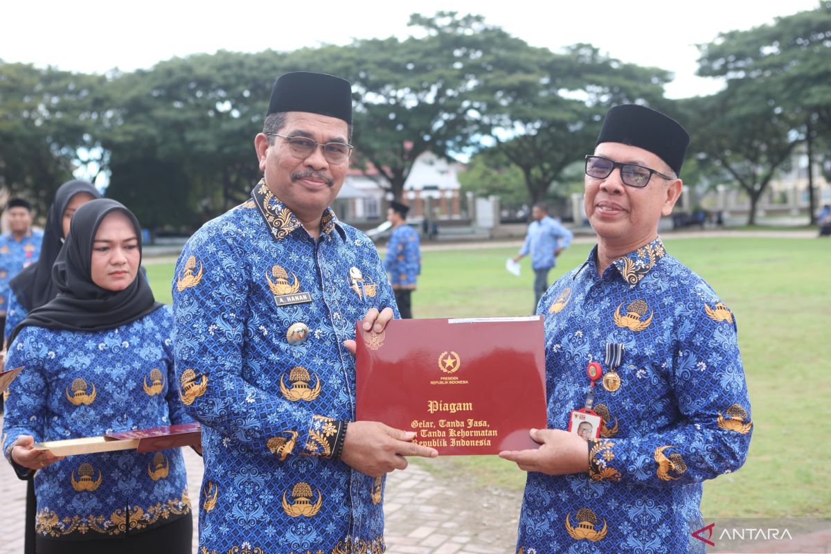 Pemkot Lhokseumawe beri penghargaan Satyalencana bagi ASN saat HUT Korpri