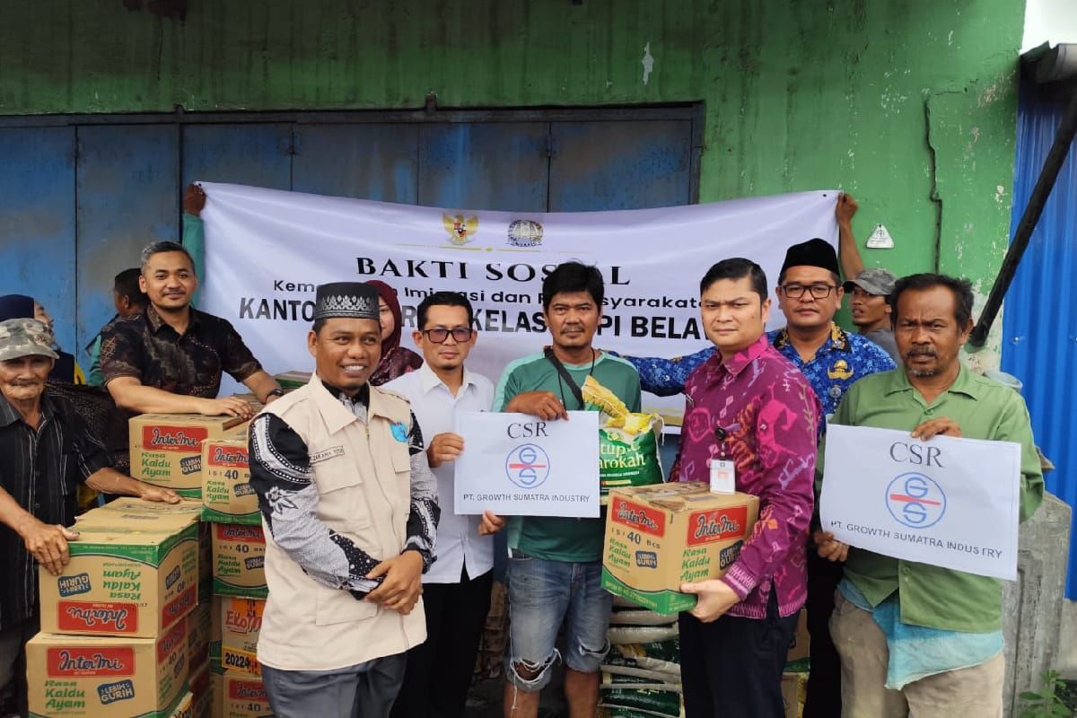 Imigrasi Belawan salurkan bantuan  untuk warga terdampak banjir Medan