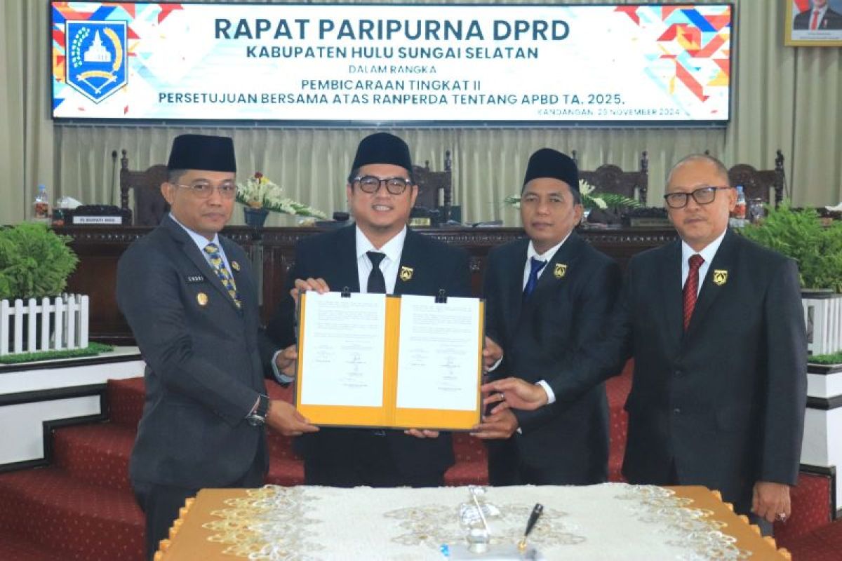 Seluruh fraksi DPRD HSS setujui Raperda APBD 2025 menjadi perda