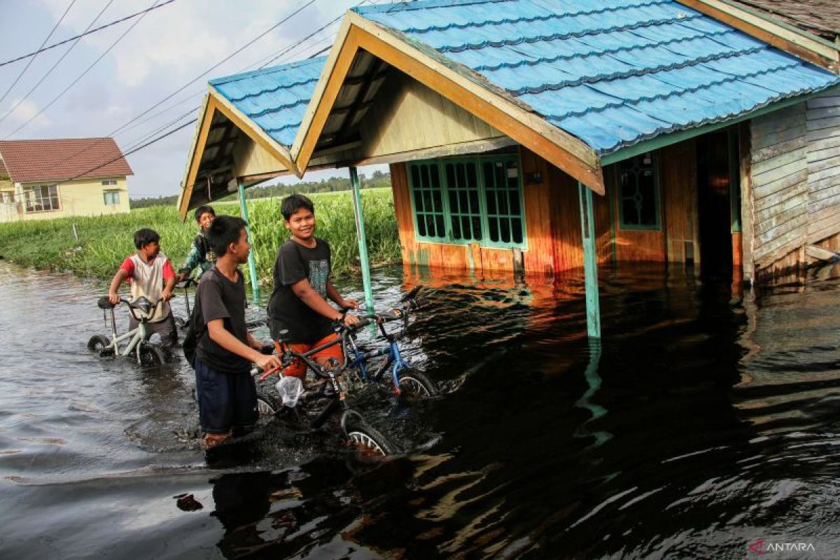 DPRD ajak pejabat Pemkot Palangka Raya gotong royong bantu korban banjir