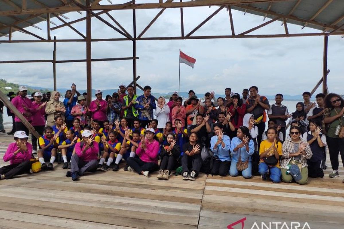 Pemuda Sentani ajak warga lestarikan lingkungan dengan menanam pohon