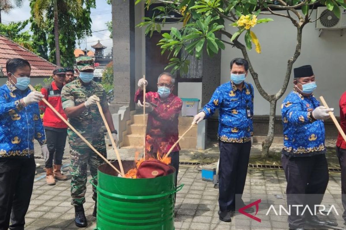 Kejaksaan Bangli musnahkan barang bukti tindak pidana