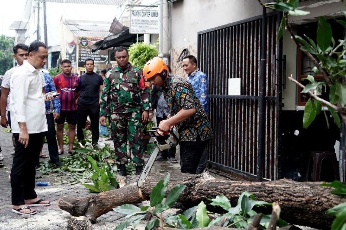 Penanganan pascabencana puting beliung di Surabaya masih berlangsung