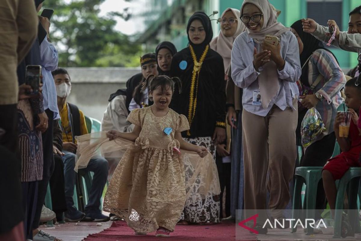 Peragaan busana siswa penyandang disabilitas