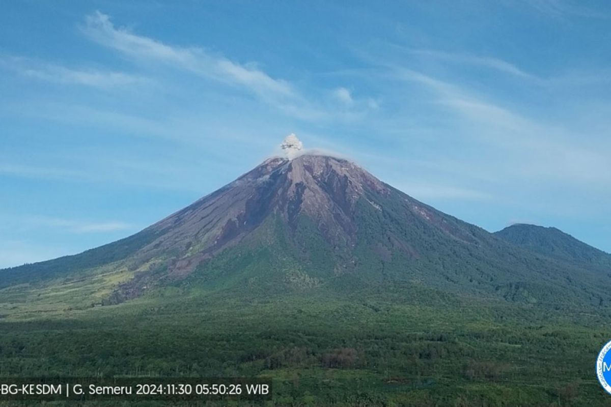 Gunung Semeru  kembali erupsi pada Sabtu pagi