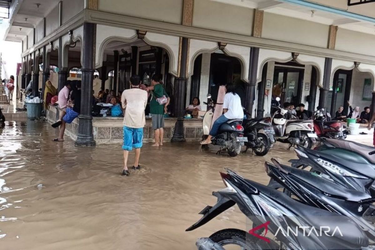 BPBD imbau warga bantaran sungai  waspadai banjir hingga pekan depan