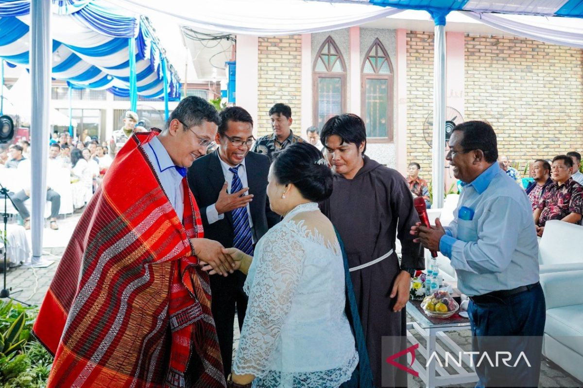 Pemkot Medan serahkan bantuan  Rp120 juta bagi dua gereja