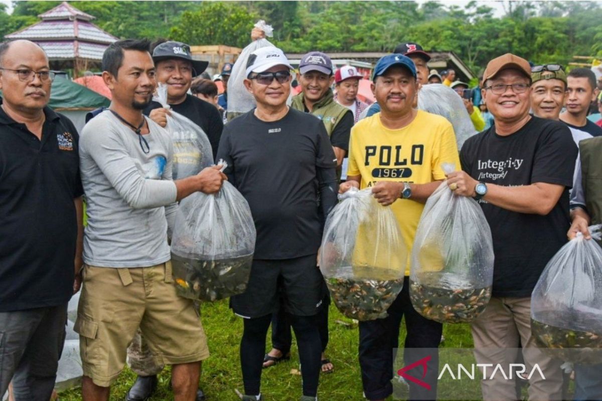 Pj Gubernur NTB lepas 50 ribu benih ikan