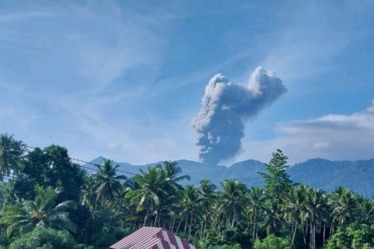 Gunung Dukono kembali erupsi pada Minggu pagi