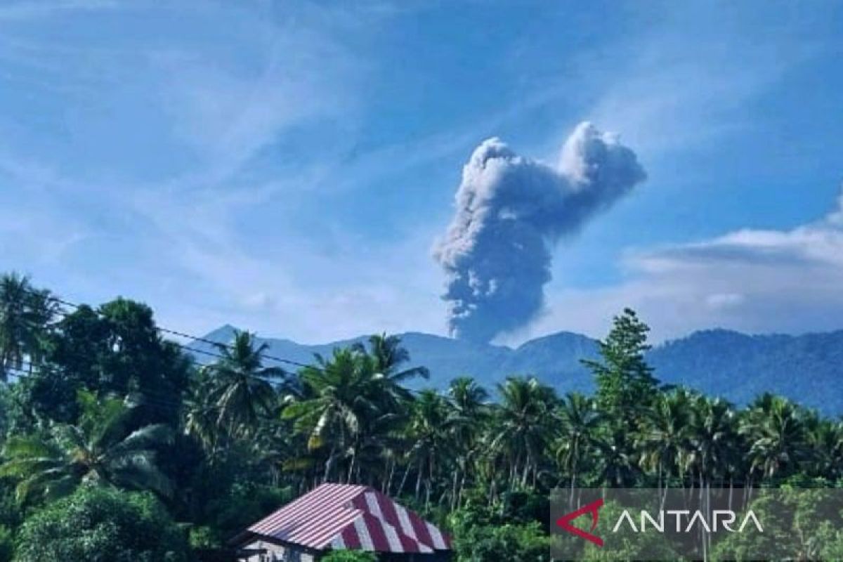 Gunung Dukono kembali erupsi Minggu pagi