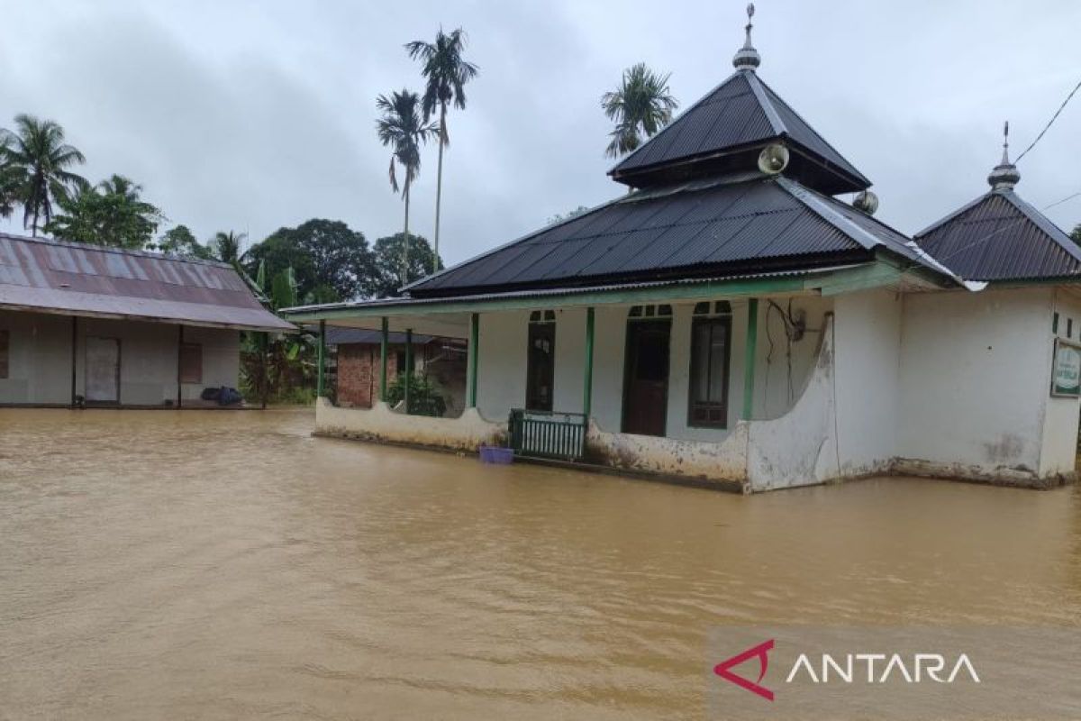 Pemkab Penajam kirim makanan dan air bersih korban banjir Sepaku