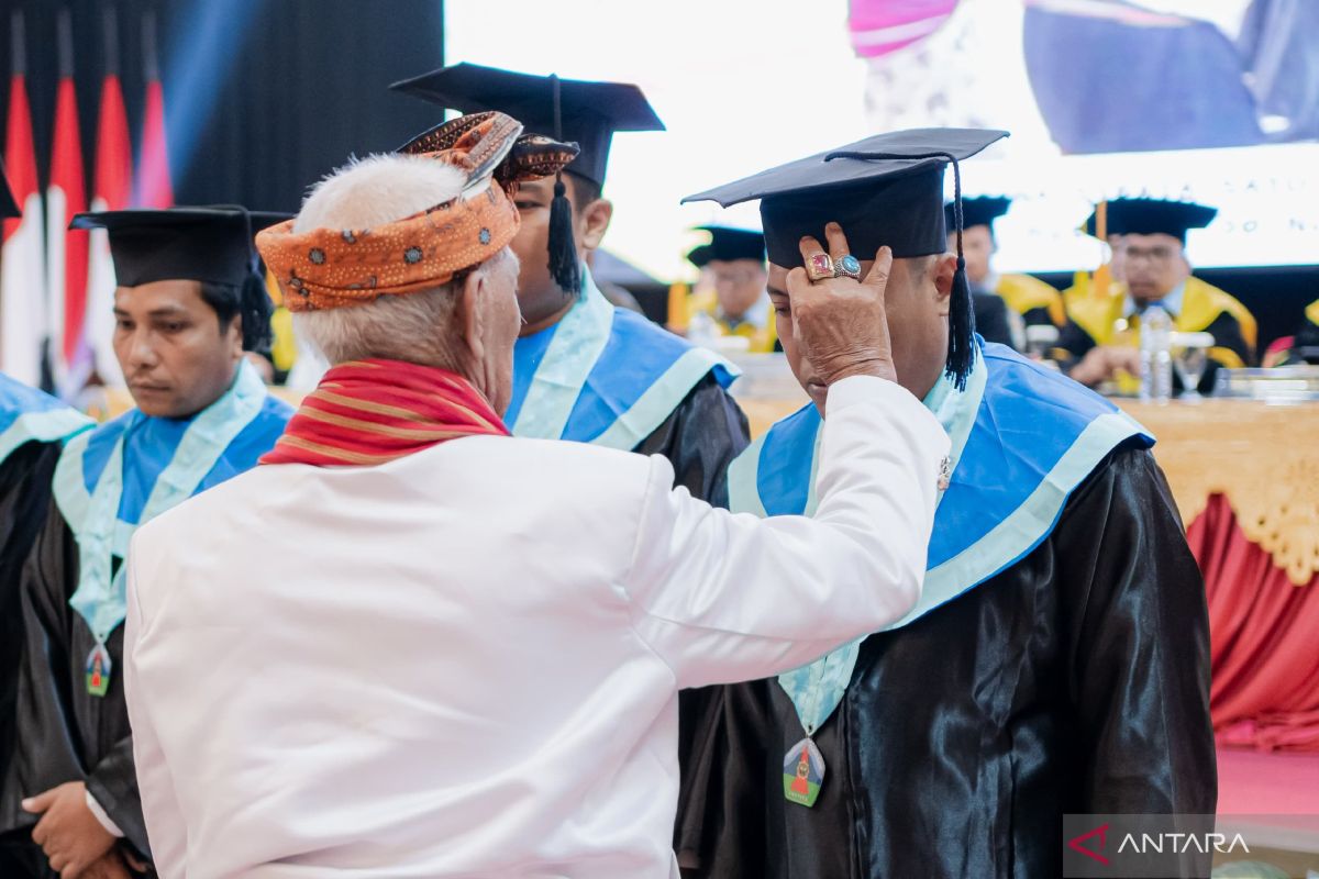 Institut Elkatarie di Mataram menggelar wisuda dengan tradisi "besembek"