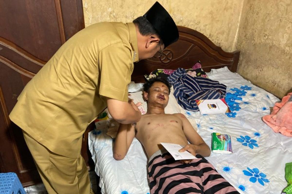 Ricuh bola, Bupati Kudus Hasan Chabibie jenguk korban aniaya suporter