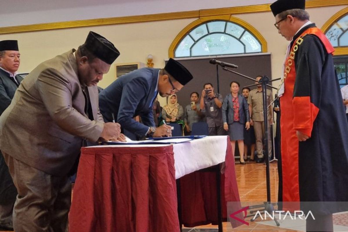 Ketua Pengadilan Tinggi lantik dua unsur pimpinan DPR Papua Barat