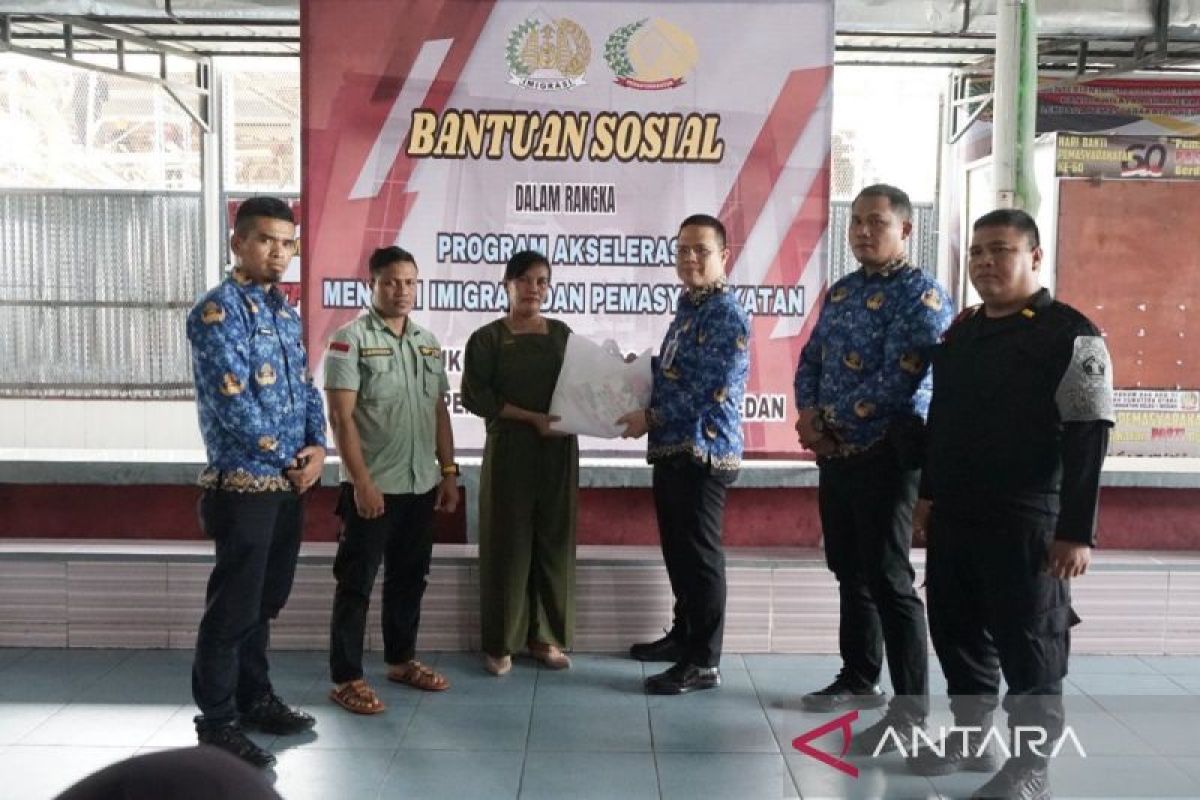 Lapas Medan salurkan bansos kepada keluarga warga binaan dan masyarakat sekitar