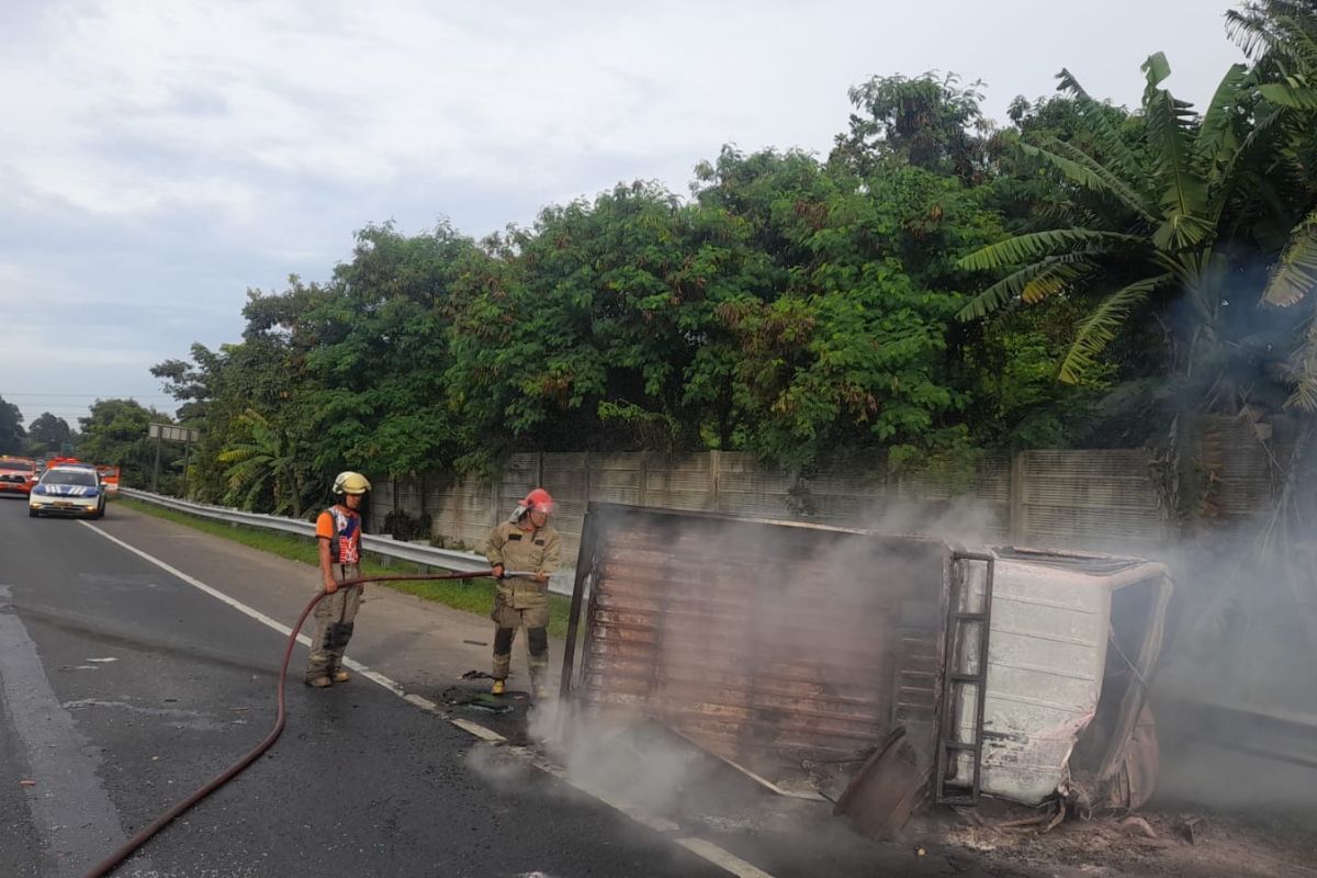 Satu orang terluka dalam kebakaran mobil pick up di Tol Jakarta-Tangerang