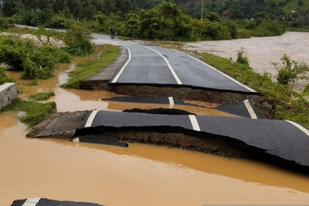 Jalan provinsi di Pesisir Selatan Sumatera Barat putus akibat banjir