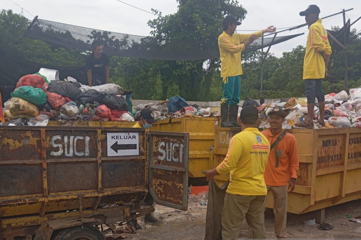 Pemkab Lamongan siagakan seratusan personel kebersihan saat Natal dan Tahun Baru 2025