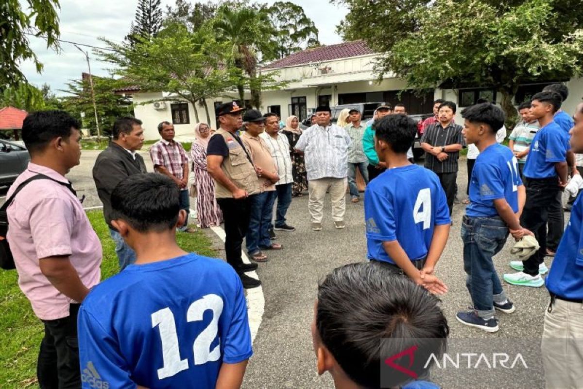 Bupati lepas tim sepak bola Madina ke piala Soeratin U -15