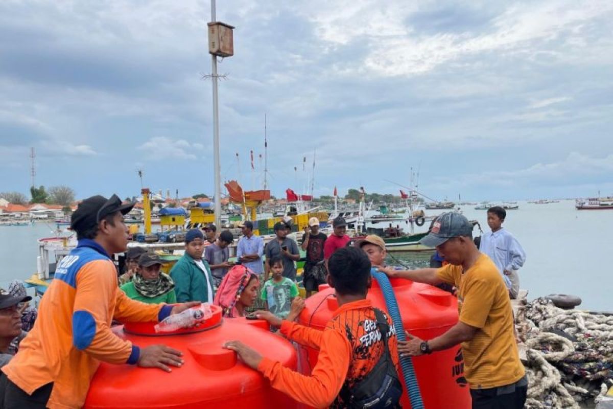 BPBD Probolinggo distribusikan air bersih ke Pulau Gili Ketapang