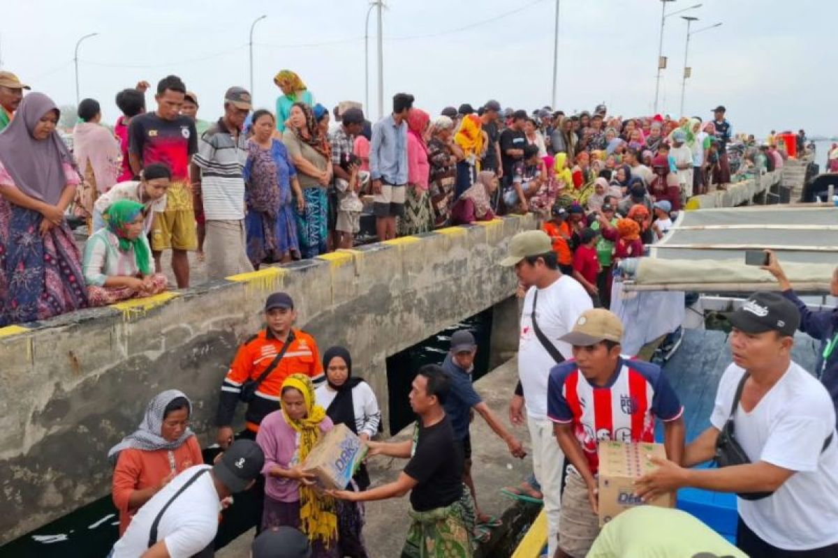 Baznas Probolinggo salurkan air mineral kepada warga Pulau Gili