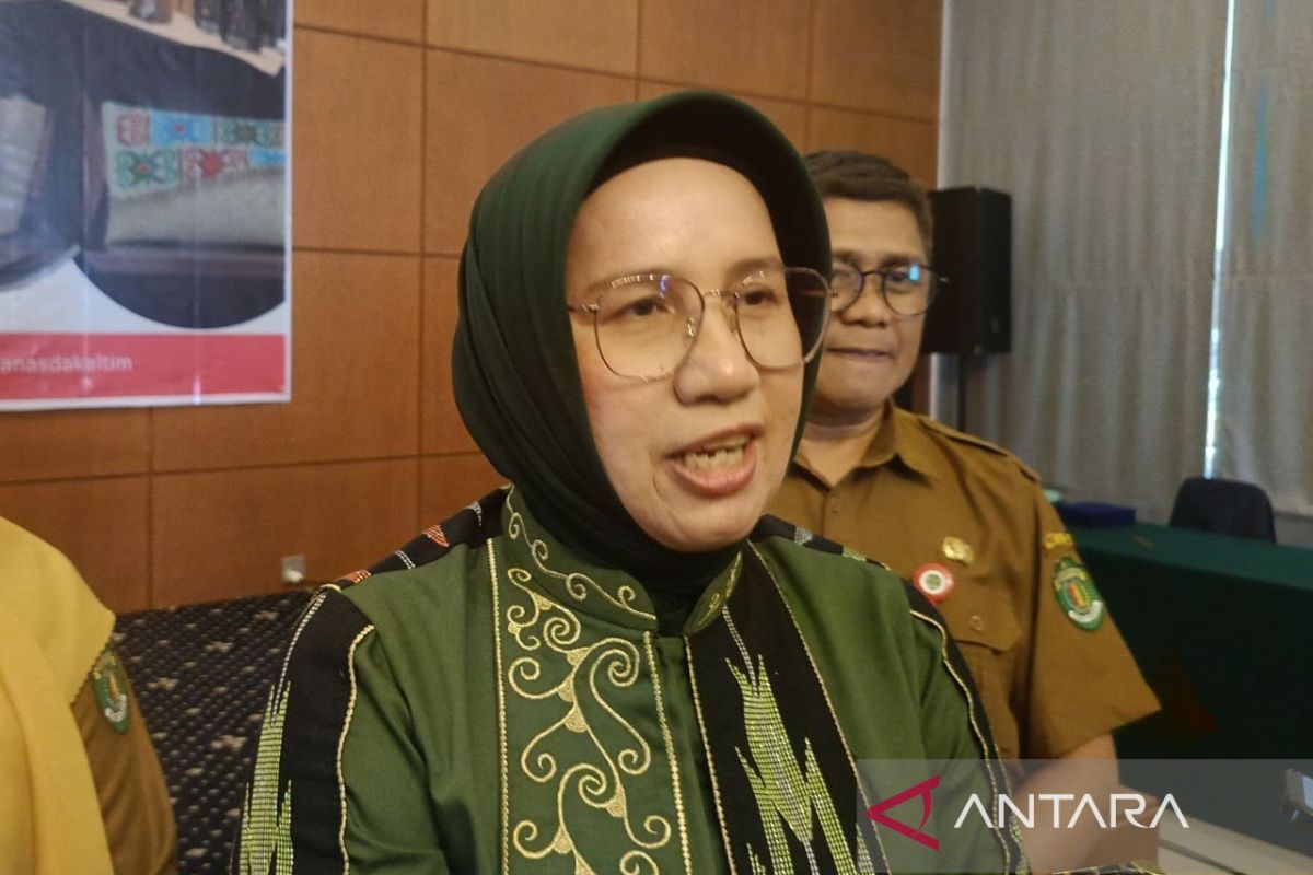 Dekranasda Kaltim  latih ibu-ibu hasilkan karya khas berbahan rotan