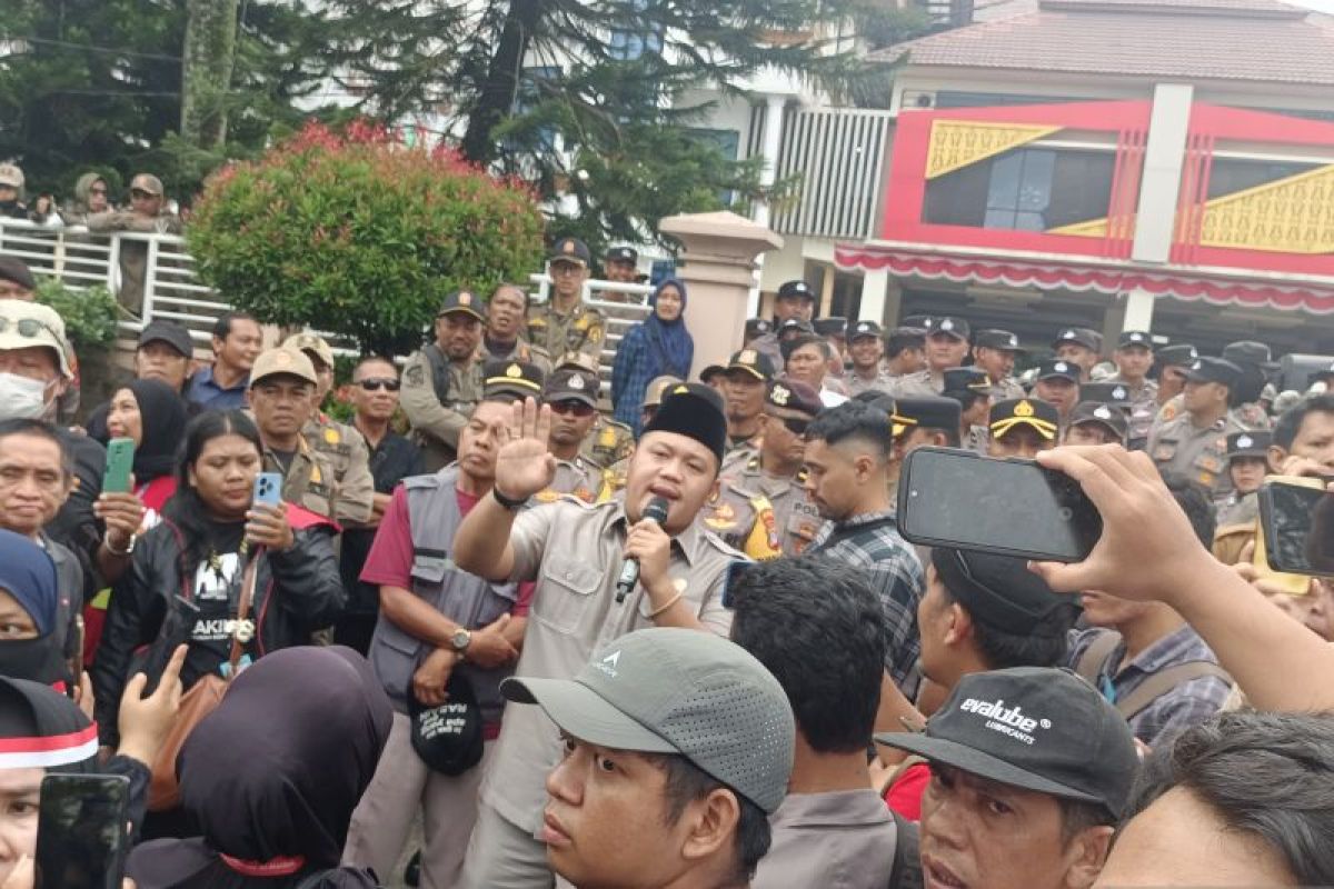 Ketua DPRD Banjarbaru temui pengunjuk rasa depan gedung dewan