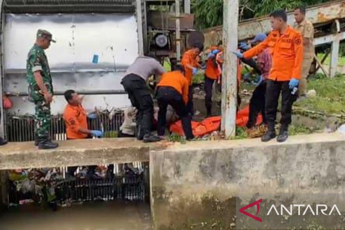 BPBD Sukabumi evakuasi jasad pria lansia tersangkut di bendungan PLTA Ubrug