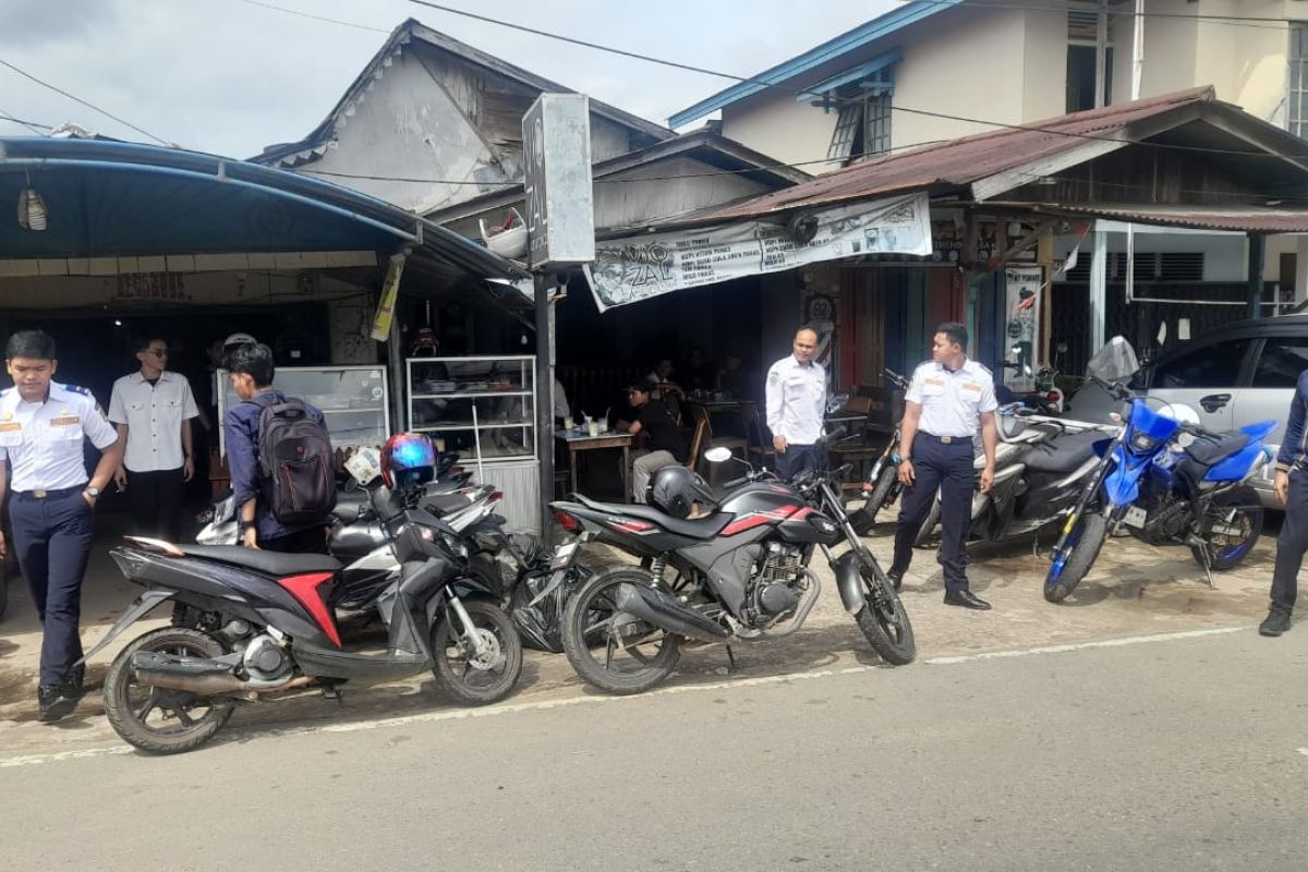 Dishub Kapuas Hulu tertibkan parkir kendaraan di bahu jalan