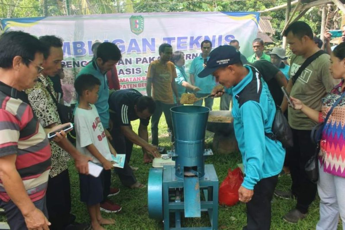 Disperindag Bengkayang gelar bimtek pembuatan pakan ternak dari jagung