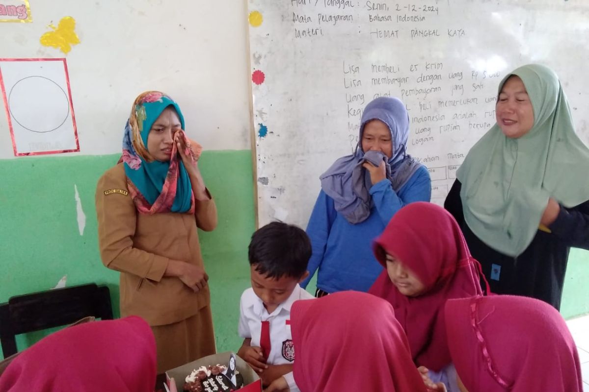 Para siswa sambut Supriyani saat kembali mengajar di SDN 4 Baito