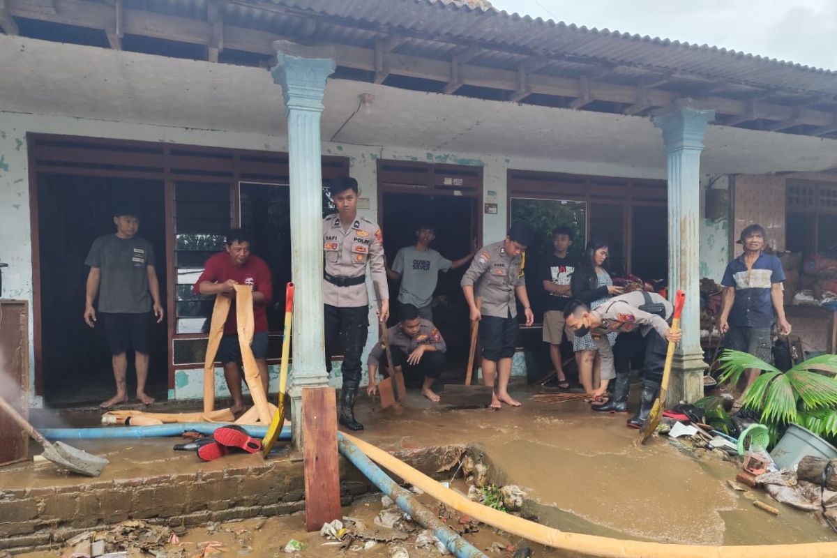 Polres Blitar turunkan anggota untuk bantu korban banjir