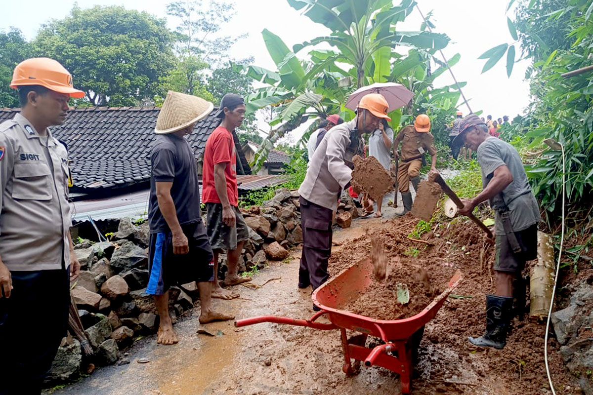 Dua rumah warga Karangsari Banyumas terancam terkena longsor